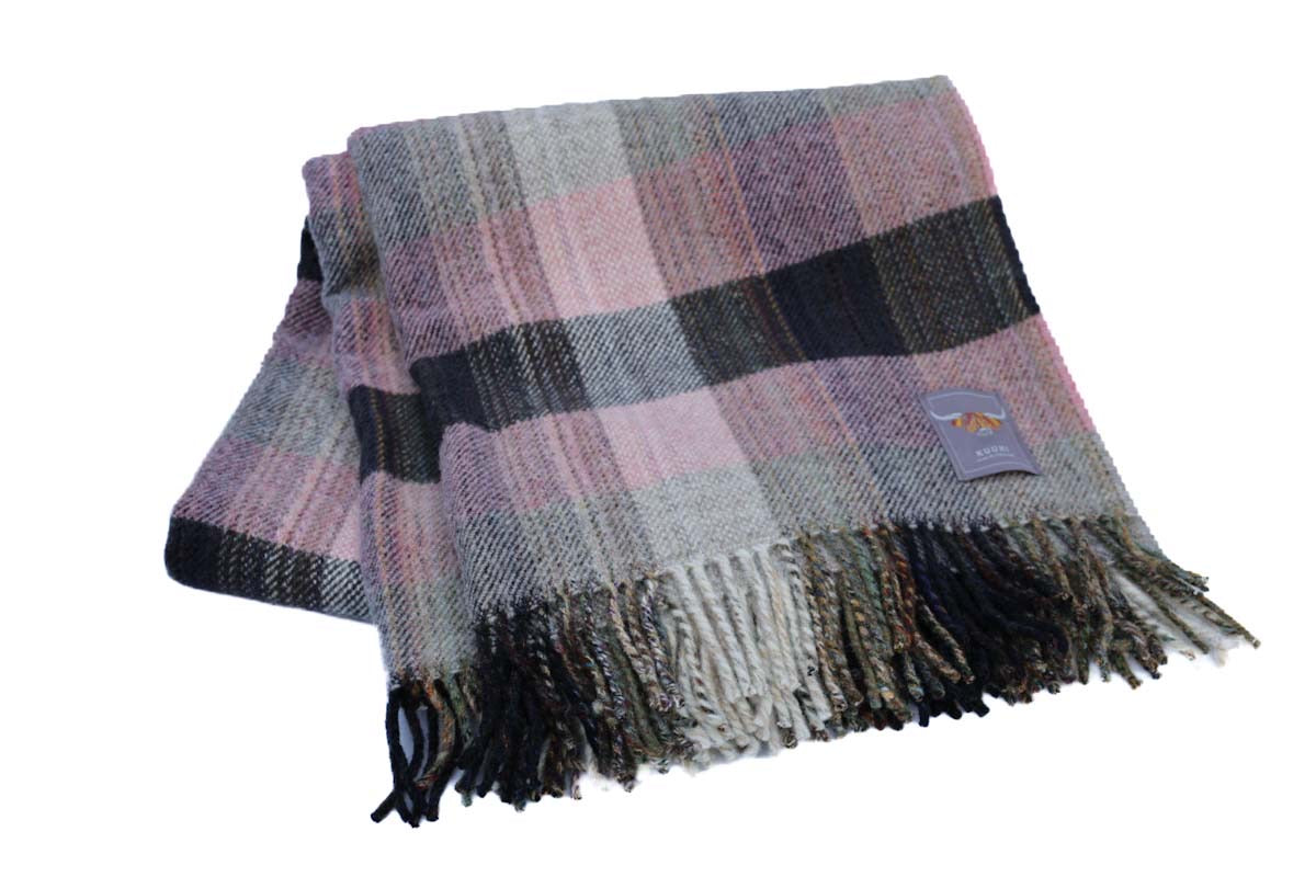 Coloured wool blanket pink with fringes